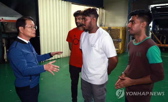 이정식 고용노동부 장관이 외국인근로자 고용 사업장을 방문해 이야기를 나누고 있다. 연합뉴스